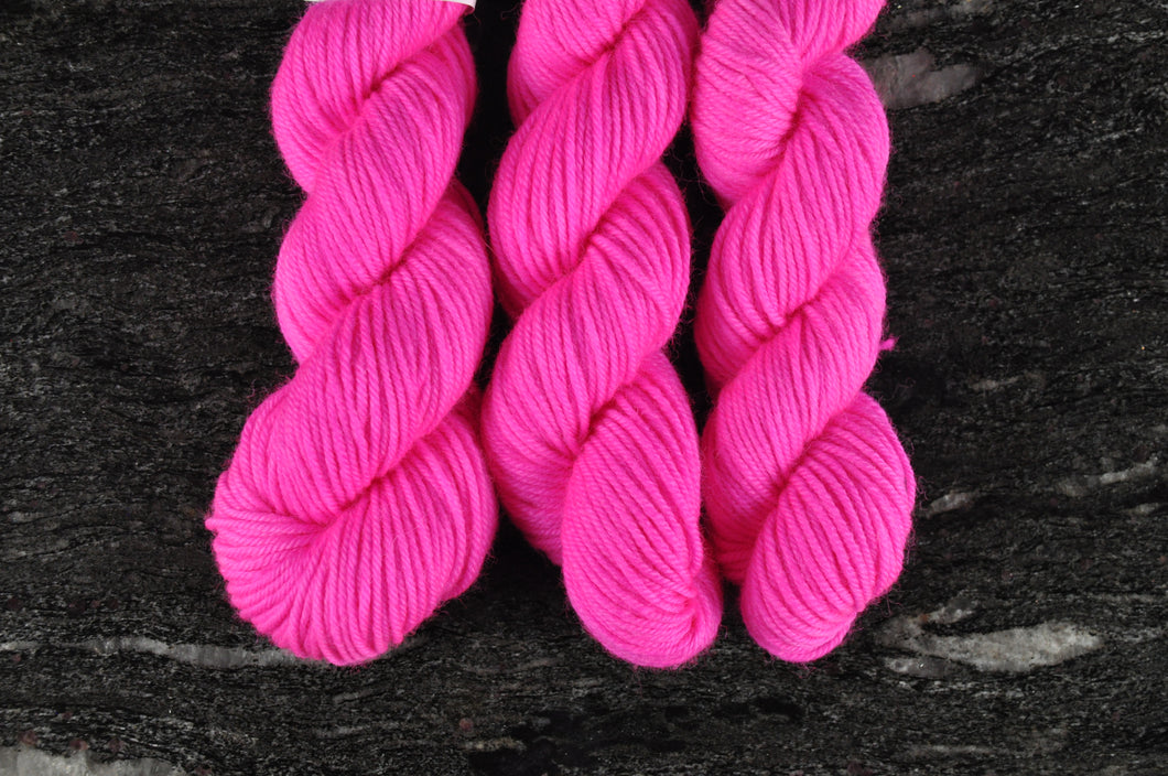 Semi-tonal DK - Neon Pink - 40 g or 110 g