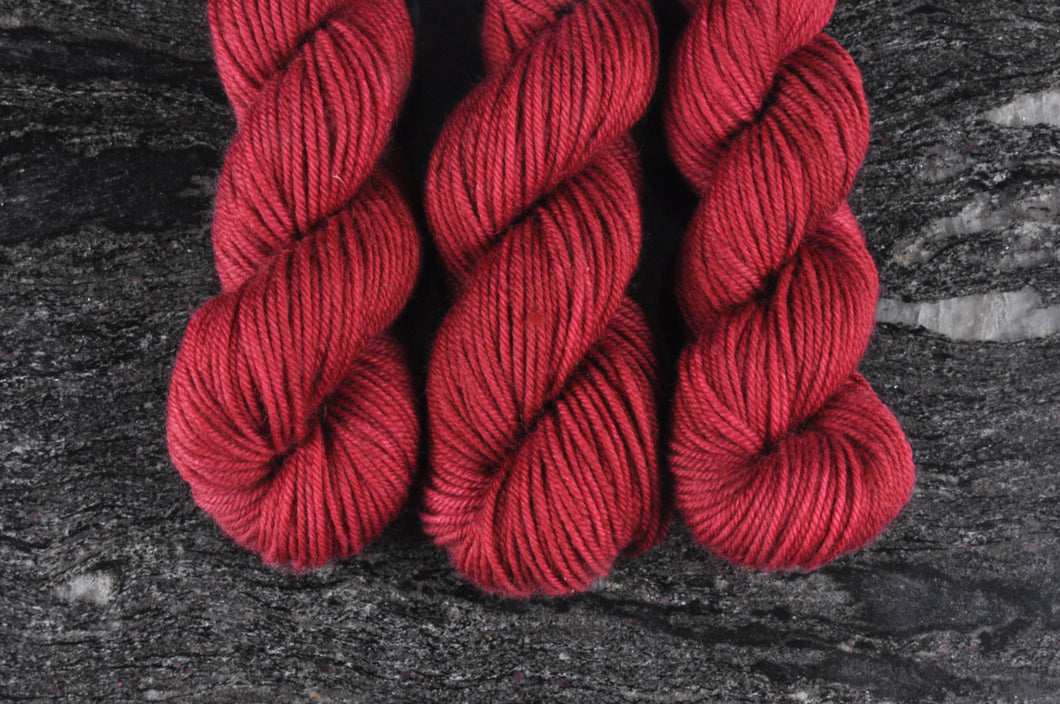 Semi-tonal DK - Red Cloak - 40 g or 110 g